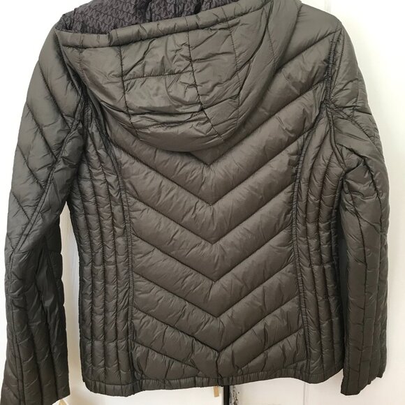 NWT Michael Kors Jacket - Chevron Logo Print Quilted Nylon Reversible Jacket - Picture 5 of 5